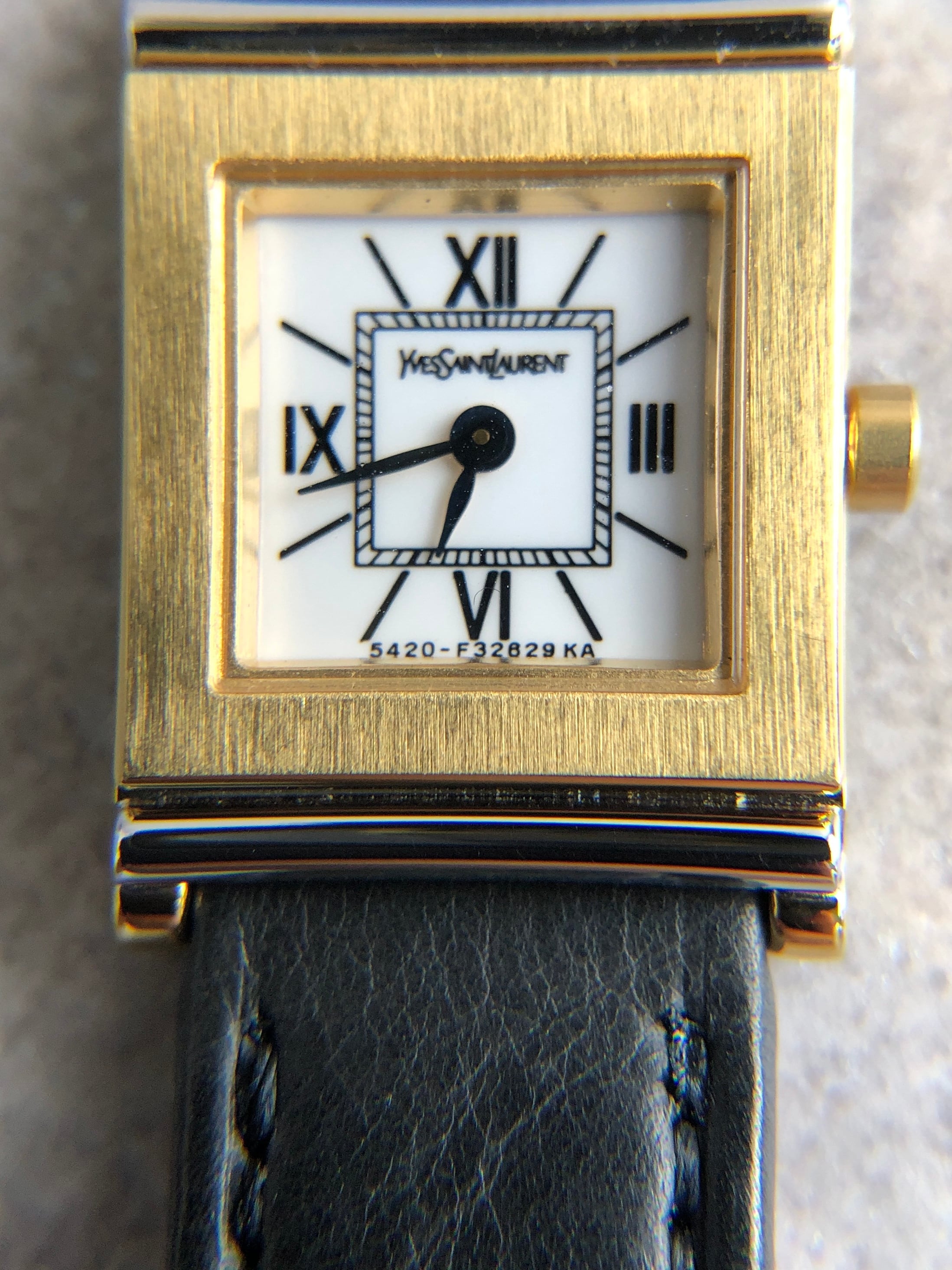 Yves Saint Laurent イヴ・サンローラン 腕時計 ゴールド スクエア Yves Saint Laurent イヴ・サンローラン 腕時計 ゴールド スクエア