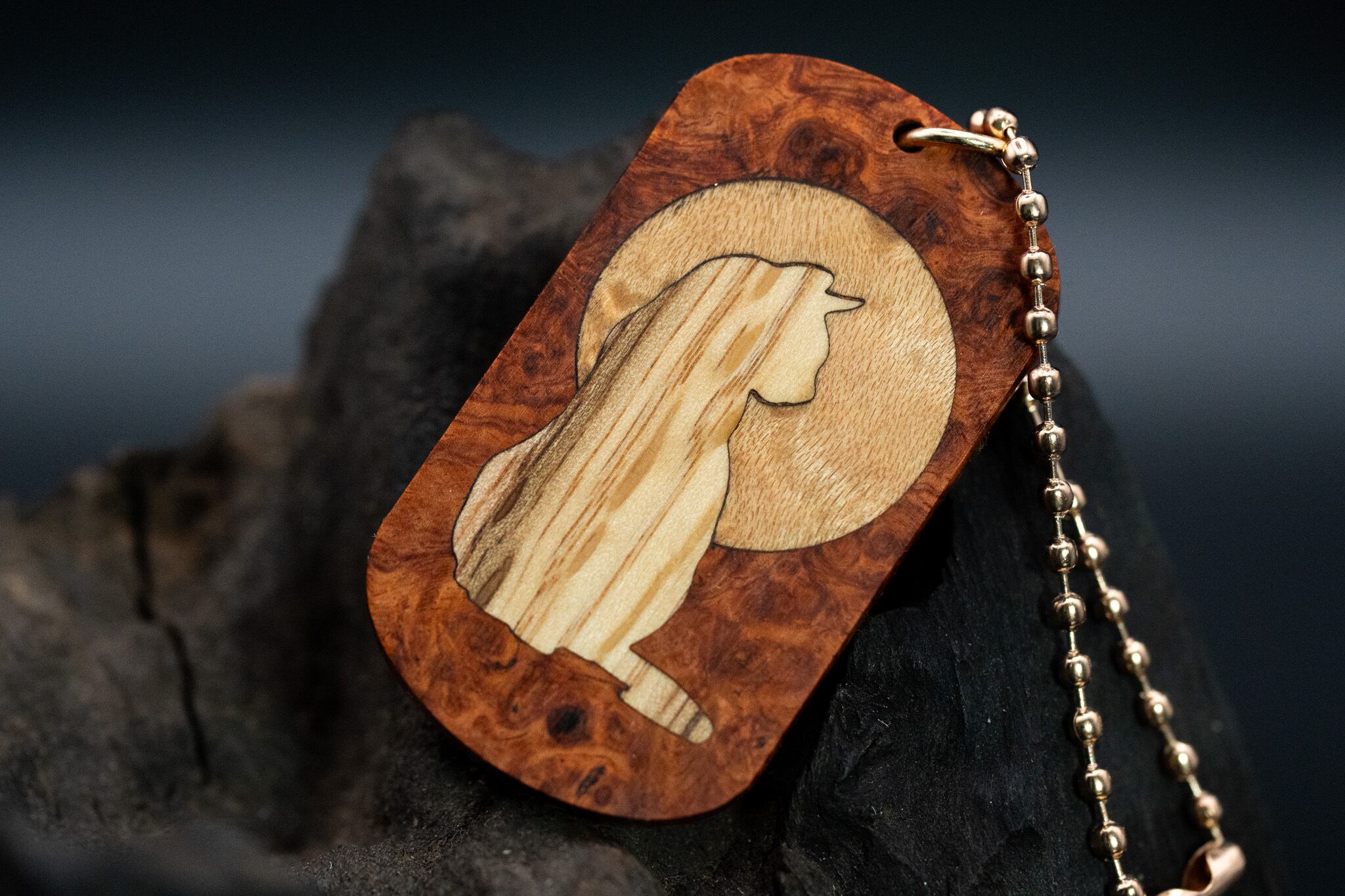 【朱色の銘木】本花梨瘤 ドッグタグ 象嵌 横を向く上品な猫