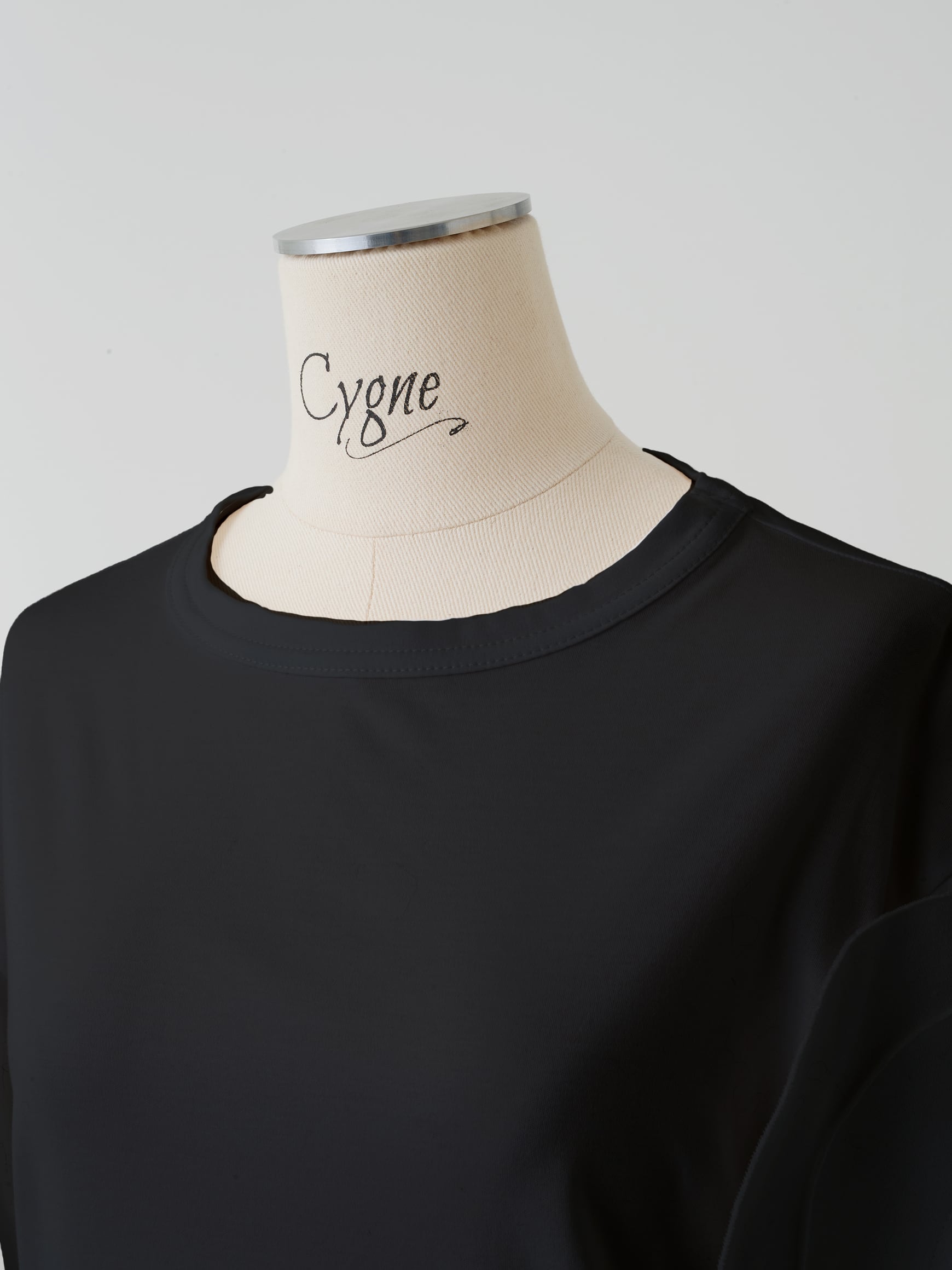Cygne 新品完売フラワートップス Floriane ブラック フラワートップス Floriane ブラック | Cygne