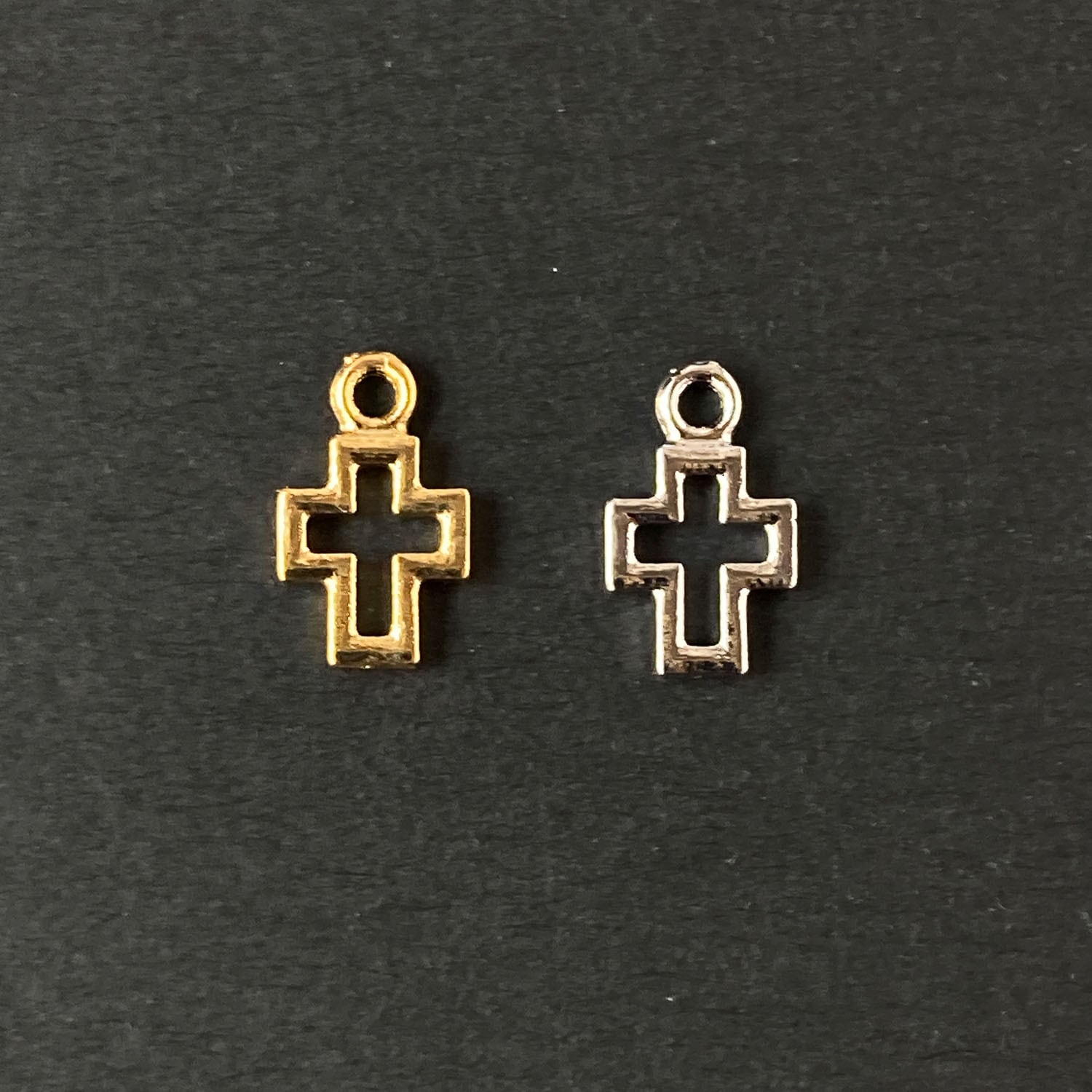 小さなフープ状クロスチャーム(11mm)