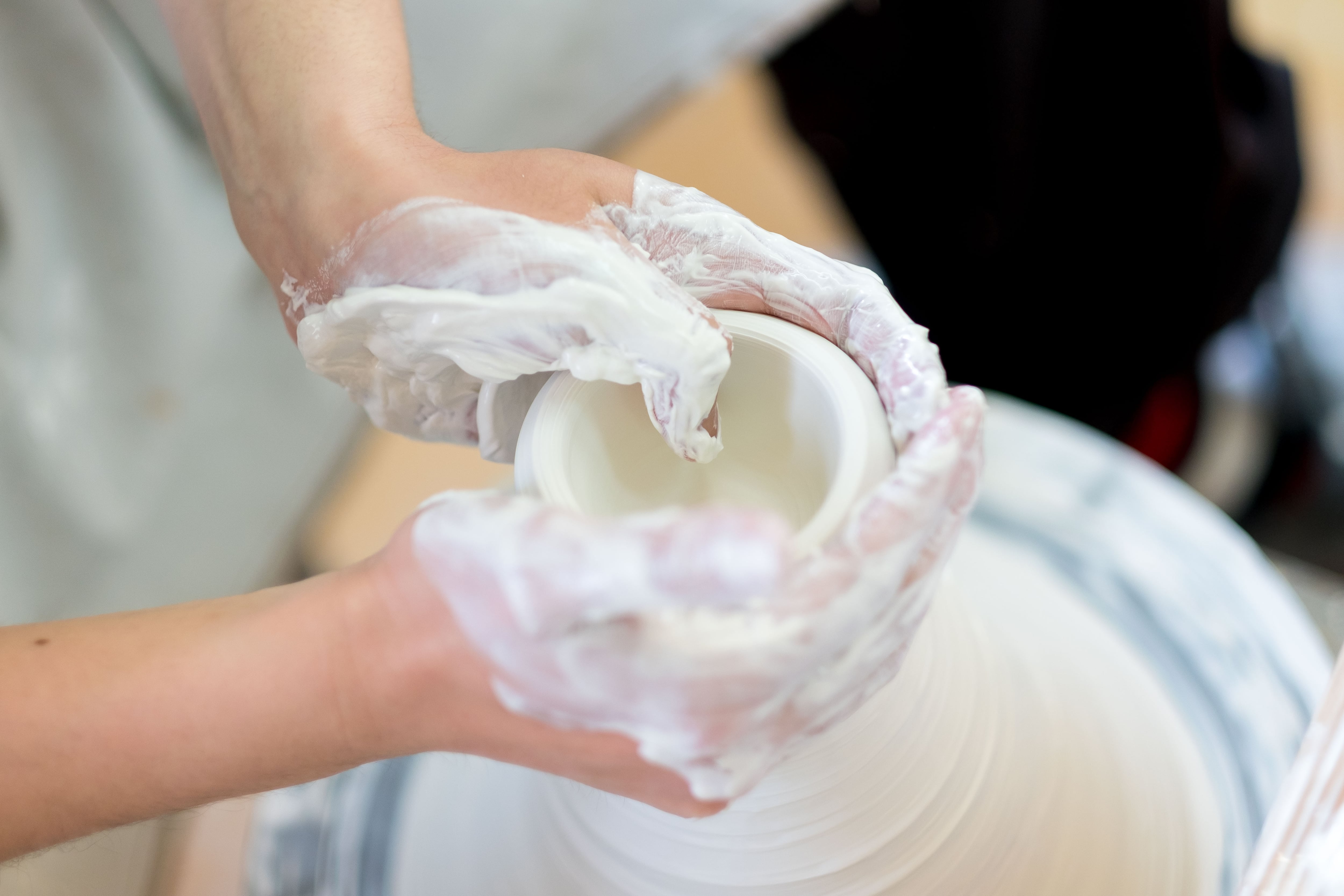 No.72【井上萬二窯作】白磁笹彫文ケーキ皿 | 井上萬二窯 INOUE MANJI KILN