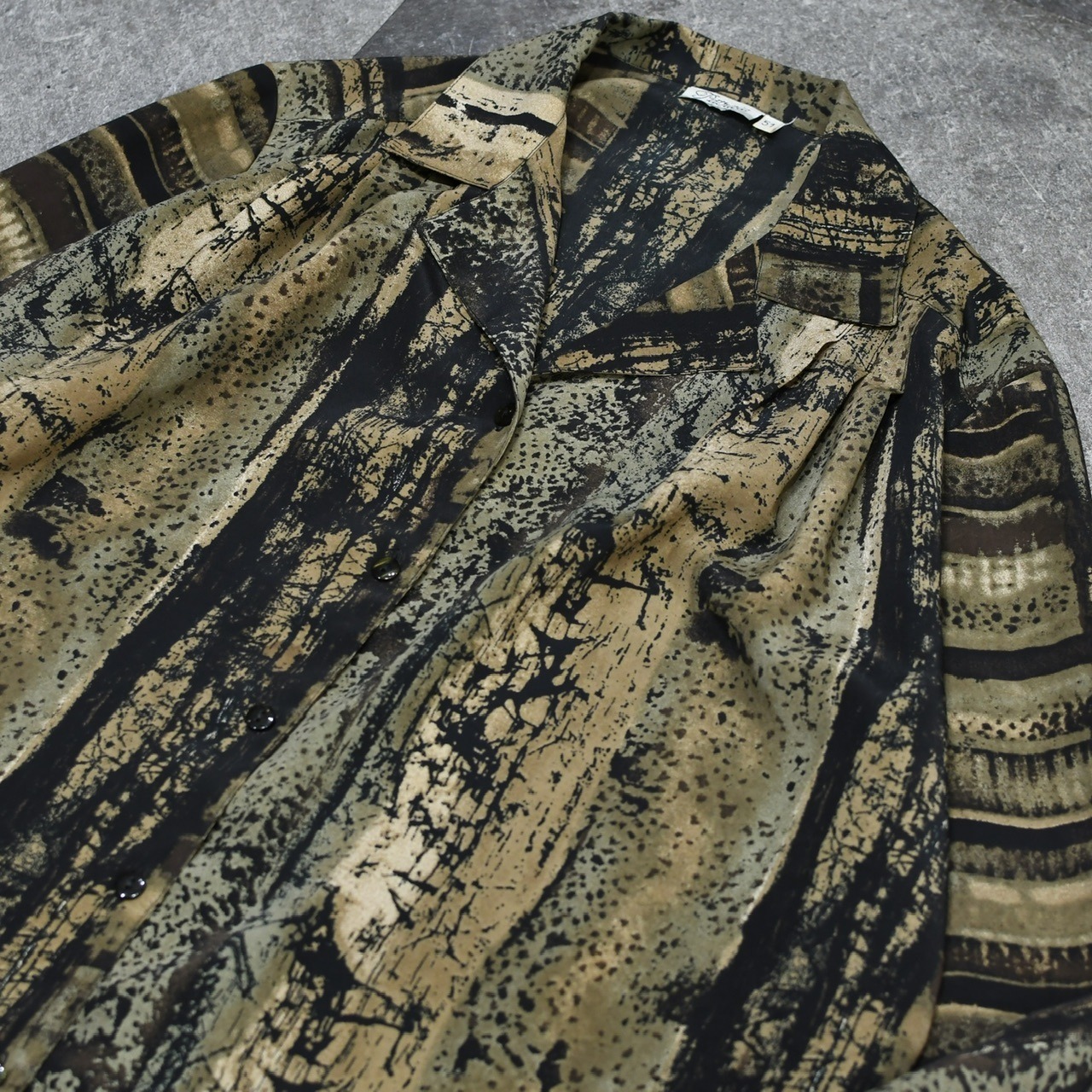 design pattern open collar shirt