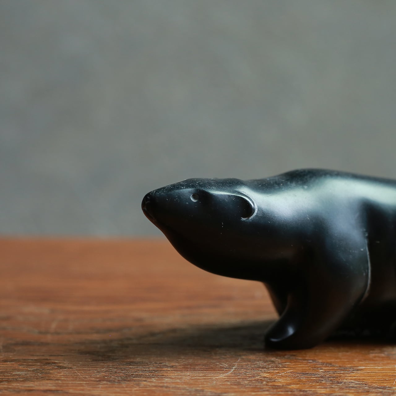 カナダから届いた、何かを見つめる石のクマ | 木と、輝と。| 一点もの