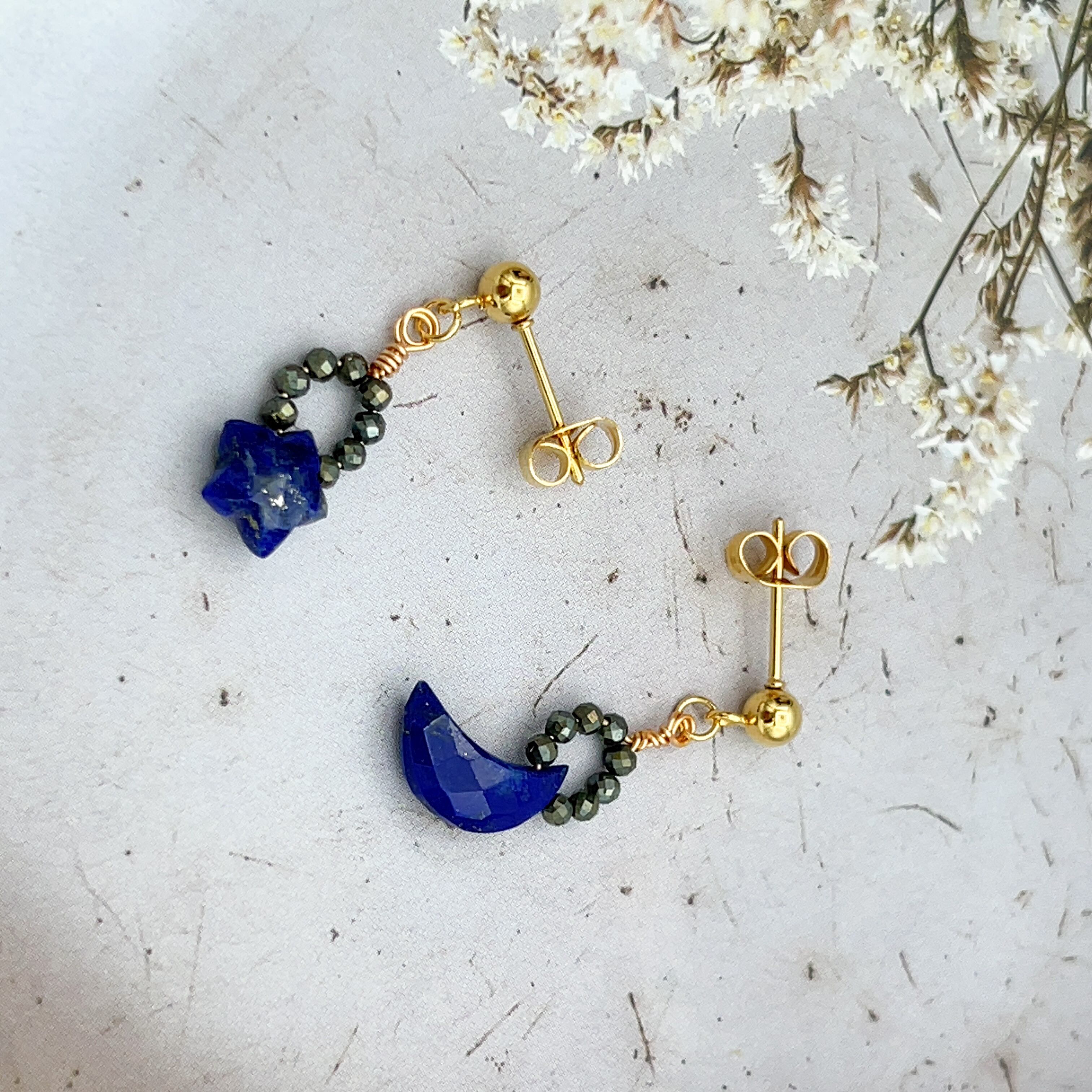 ラピスラズリとヘマタイトの天然石ミニピアス/イヤリング 470 ラピスラズリの月とヘマタイト 天然石のピアス／イヤリング 姉妹