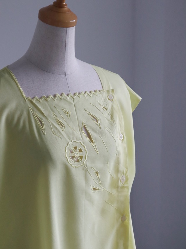 ●cutwork embroidery blouse