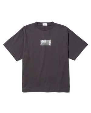 FLAGSTUFF  : STAR&BARS Tee(xkosuke kawamura)  24SS-FSxK.K-02 C/# BLACK , WHITE