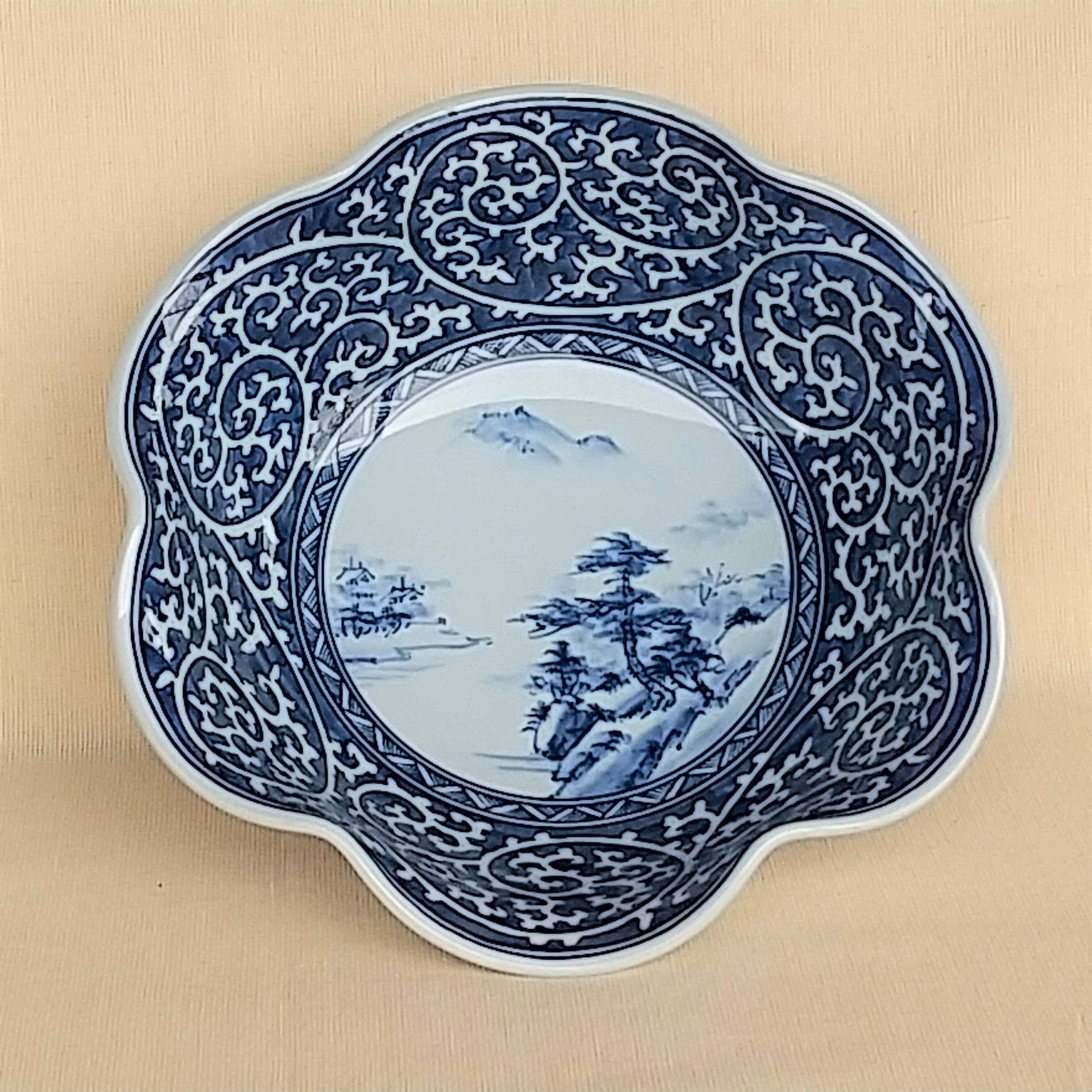伐太郎窯 染付 濃唐草 見込山水 輪花7寸鉢 | 有田焼作家の作品が買える
