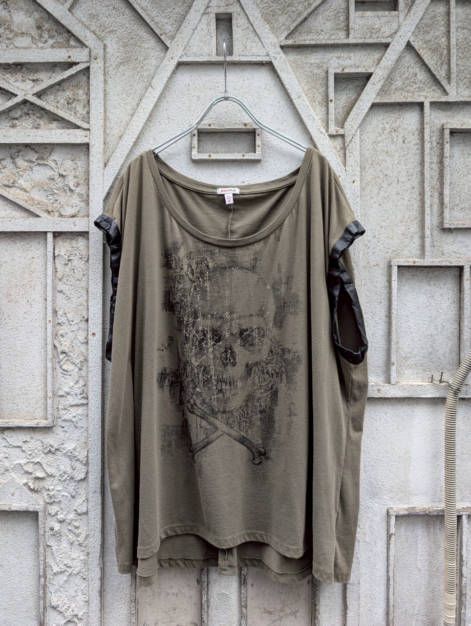 "GRUNGE" faded skull print sleeveless tee