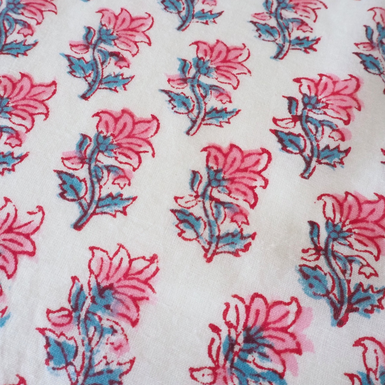 ブロックプリント生地【50cm単位】インド綿 小花柄 白×ピンク#31570-WT2