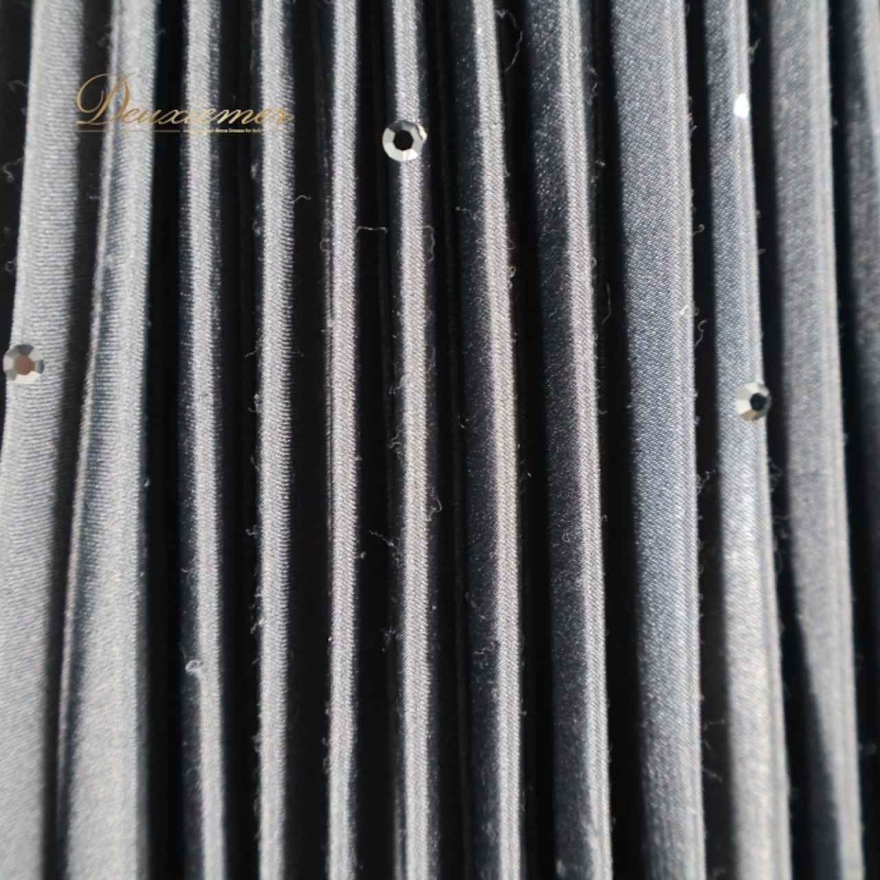 社交ダンス 衣装 DSI スタンダードドレス ワンピース ドレス スタンダード フロート プリーツ 紫 黒 デモ 競技 ダンス パーティ 発表会 上品 高級感 クロッチ ブラック系 パープル系 光沢感 フォーマル 舞台衣装 ダンスイベント オシャレ お洒落