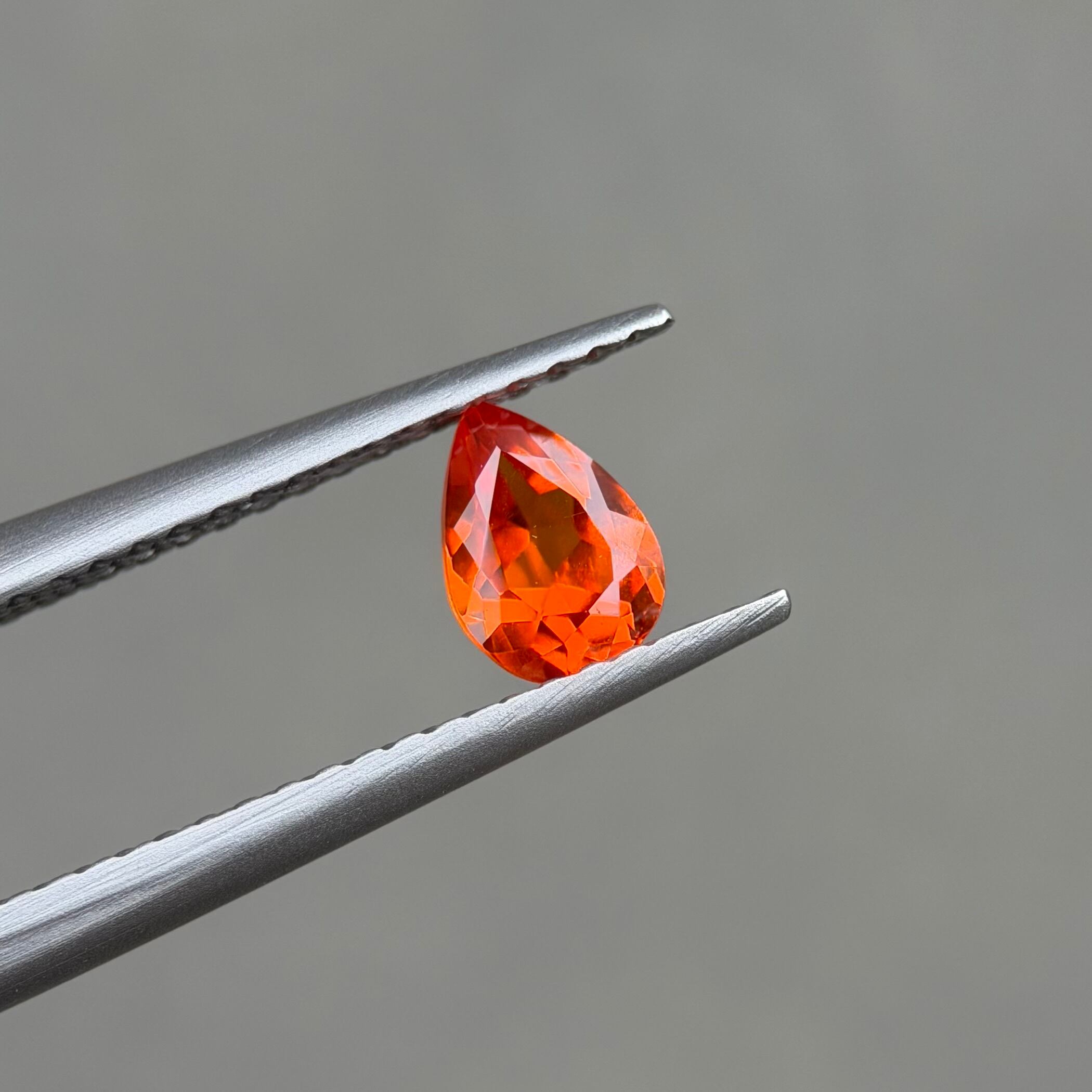 マンダリンガーネット ペアシェイプ 6.0x4.2mm, 0.54ct, ナミビア産