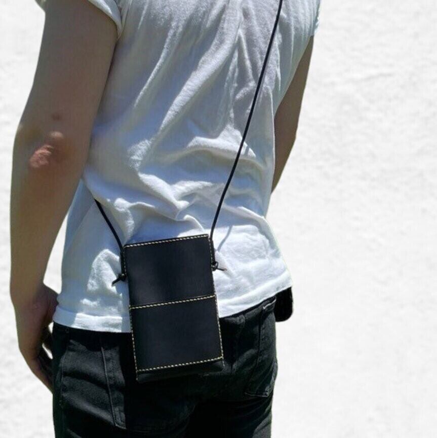 22色から2色選べる・名入れ対応】革製スマホショルダー サコッシュ