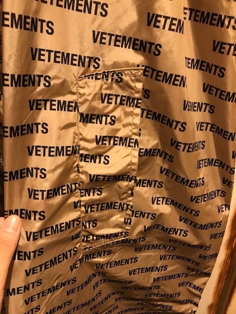 新品タグ付き☆19AW VETEMENTS モノグラム ブランドロゴ コート 新品タグ付き☆19AW VETEMENTS モノグラム ブランドロゴ コート