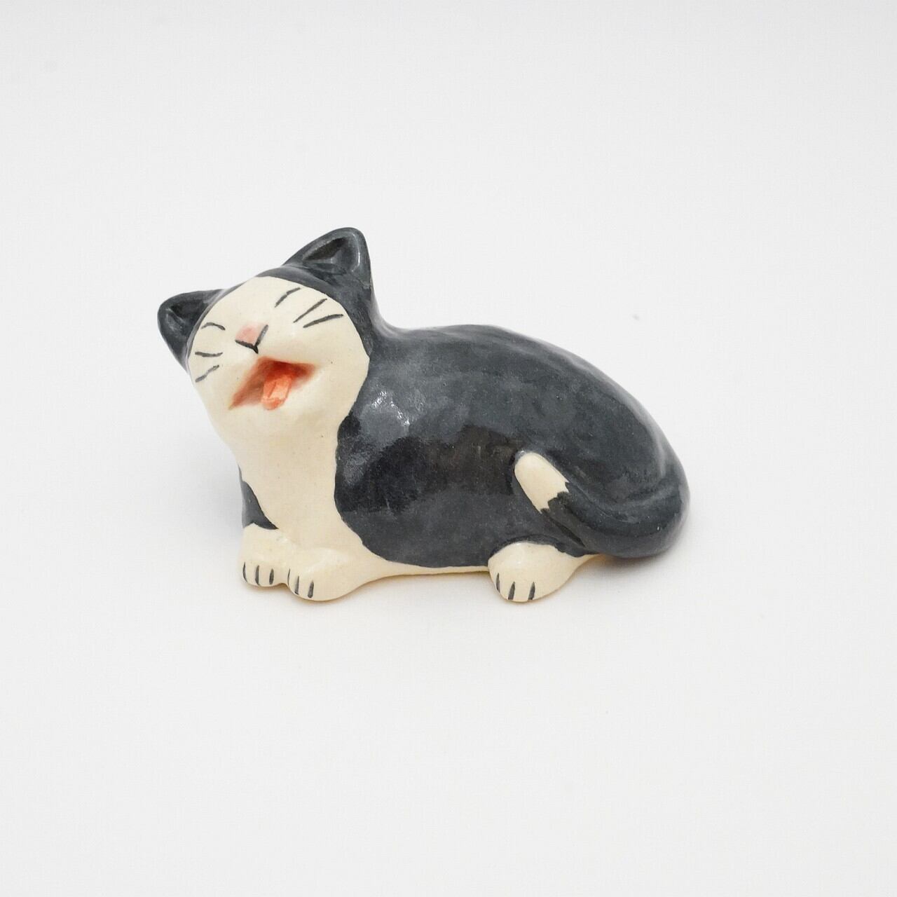 【よしむら ももえ】猫置物 あくび猫 ②