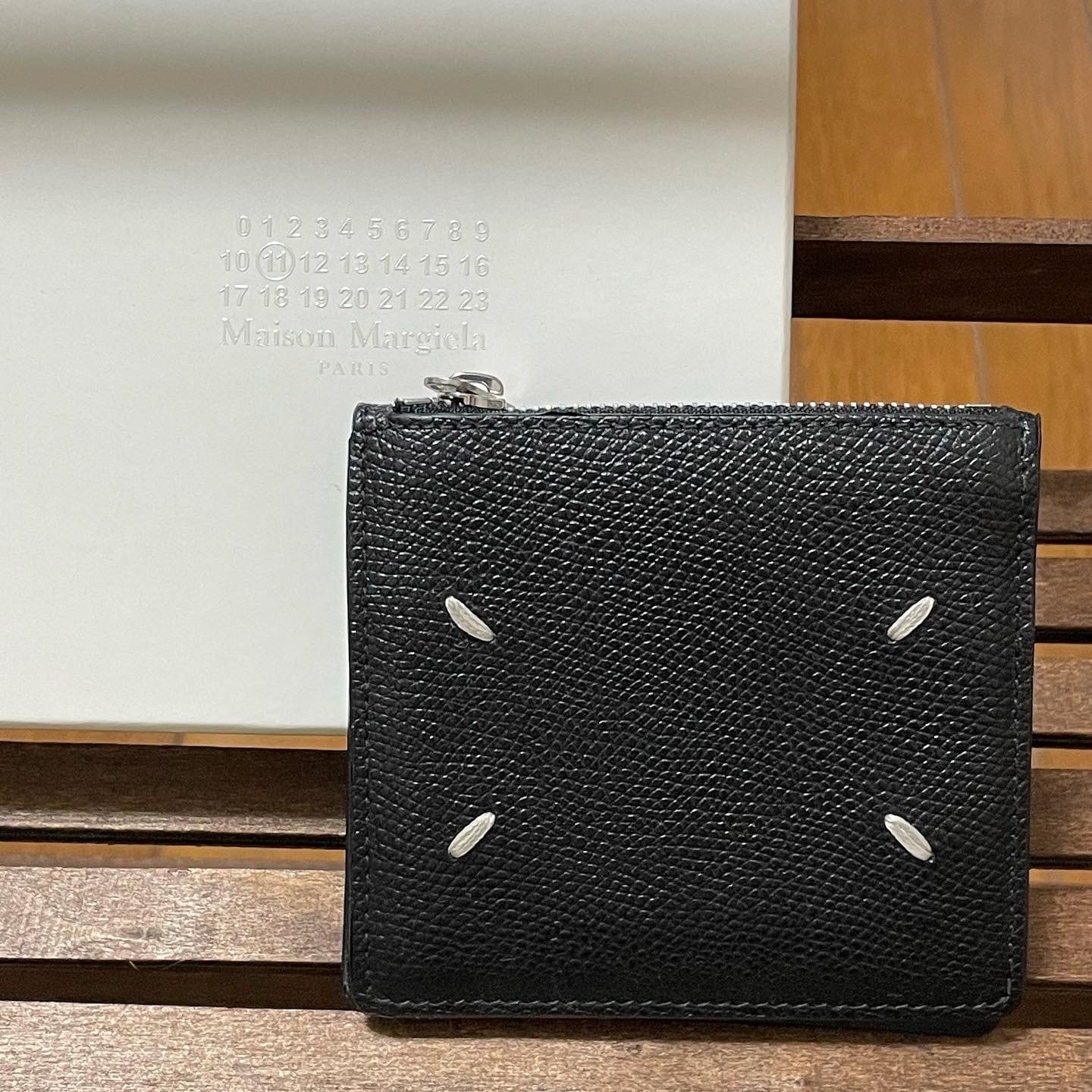 Maison Margiela 二つ折り財布 ブラックS35UI0448 （多慶屋公式サイト 