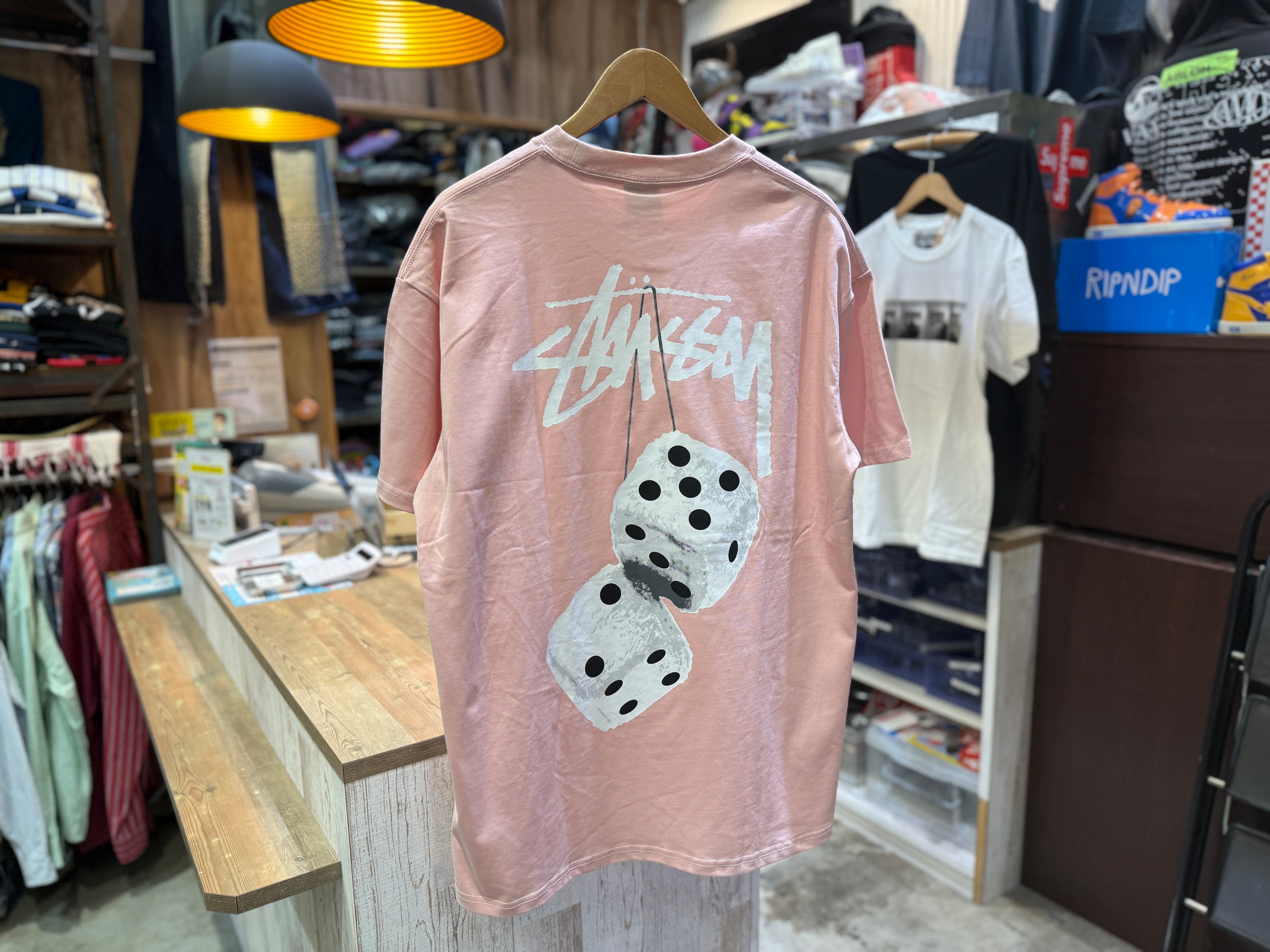 STUSSY】海外限定 FUZZY DICE TEE PINK | DRYGOODS COMFORT