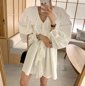 ワンピース シャツ ブラウス 白シャツ 白トップス シャツワンピース ミニ丈 ショート丈 袖あり 長袖 ボリューム袖 Vネック 襟付き レース フリル かわいい 大人可愛い レトロ 大人女子 こなれ感 ラフ ラブリー キュート ガーリー ルーズ 個性的 主役級 存在感 抜け感 無地 春 秋 10代 20代 30代 40代 レディース 女性用 ママ 学生 通学 デート お出かけ 公園デビュー 女子会 休日 イベント 旅行 着回し 普段使い 韓国 韓国系 コーデ スタイル モテ フリーサイズ 白 ホワイト