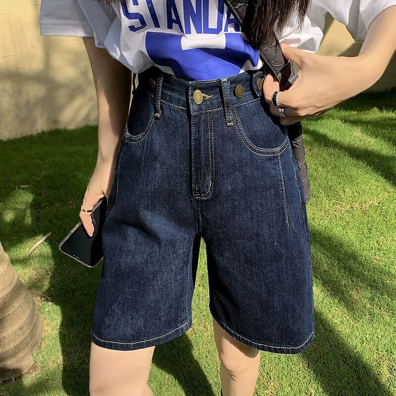 夏のダークブルーのハイウエストデニムショートパンツ、小さな女性、洋