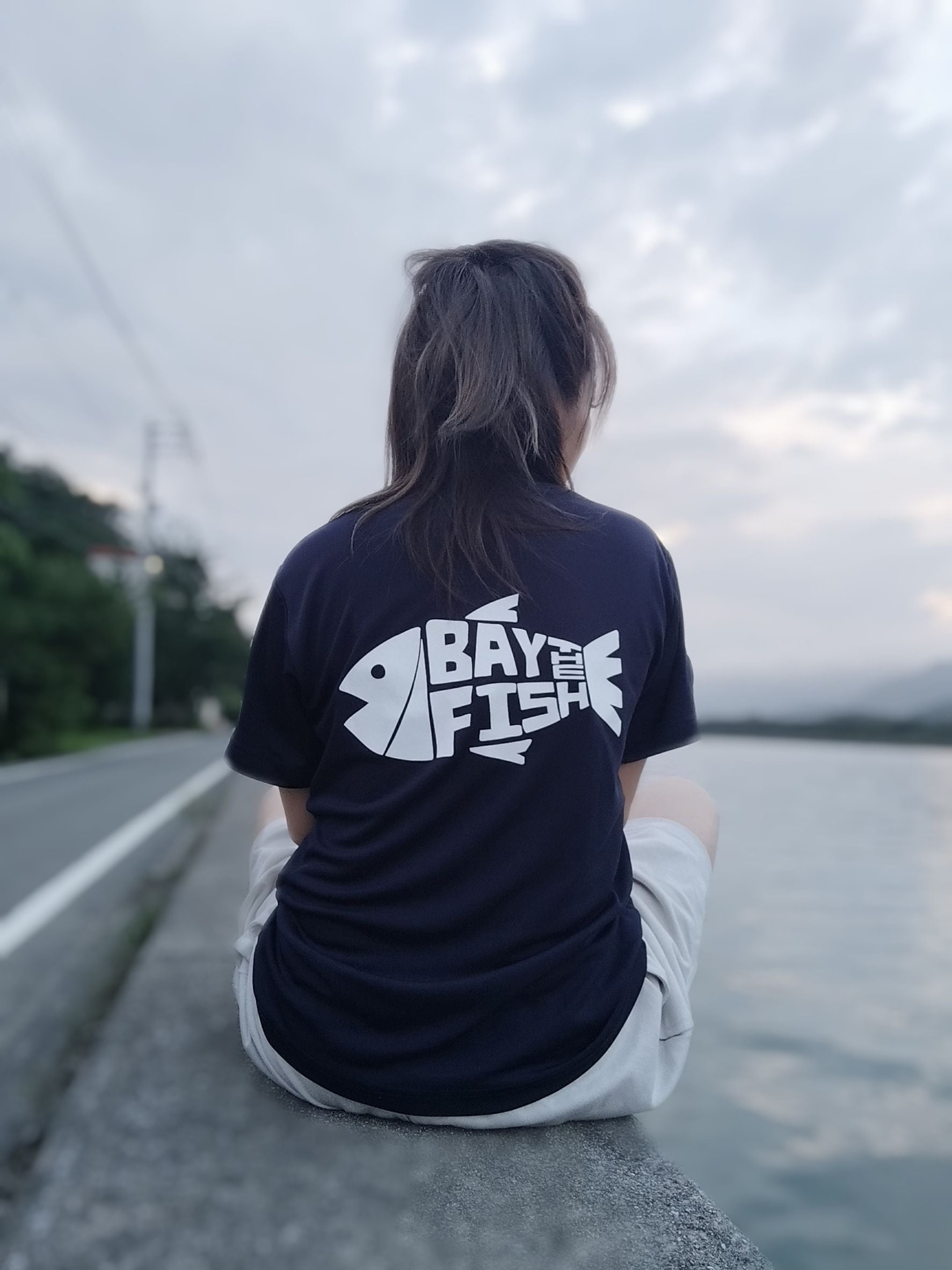 BAY THE FISH 4.7オンス ドライシルキータッチTシャツ | BAY THE FISH