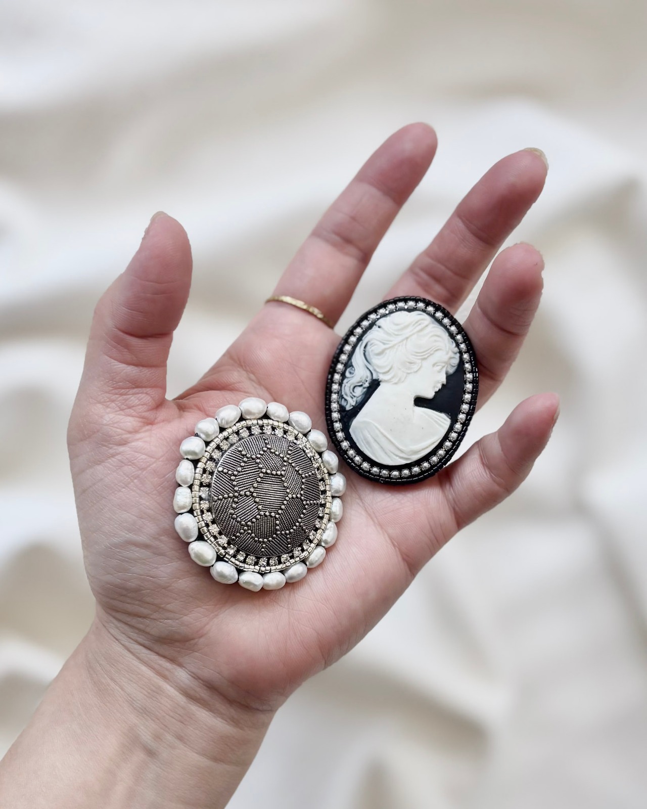 Argentée（アルジャンテ）  ー カジュアルに使える アンティークシルバーのボタンと淡水パールのブローチ