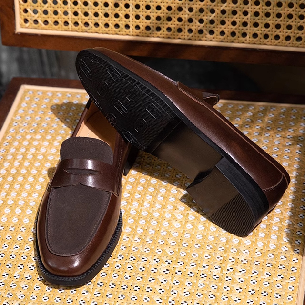 洗練されたデザインと英国スタイルを融合した、牛革製のスクエアトゥローファー　SS017