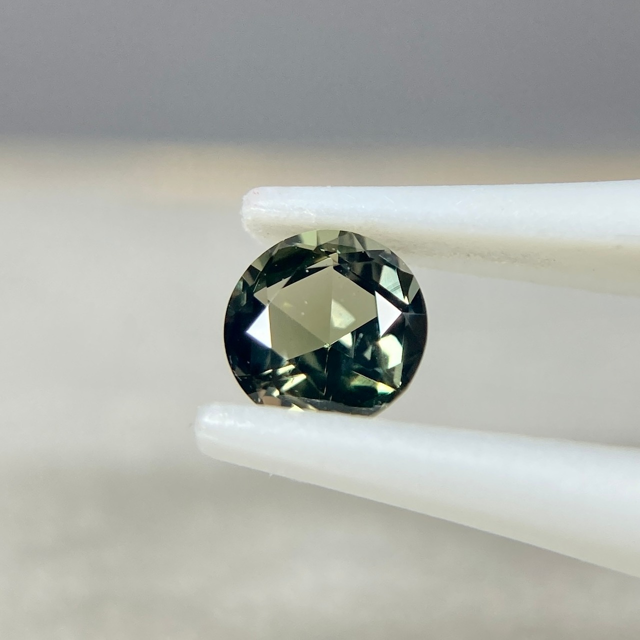 ローズカットサファイア  約3.3mm*2.0mm r-0590