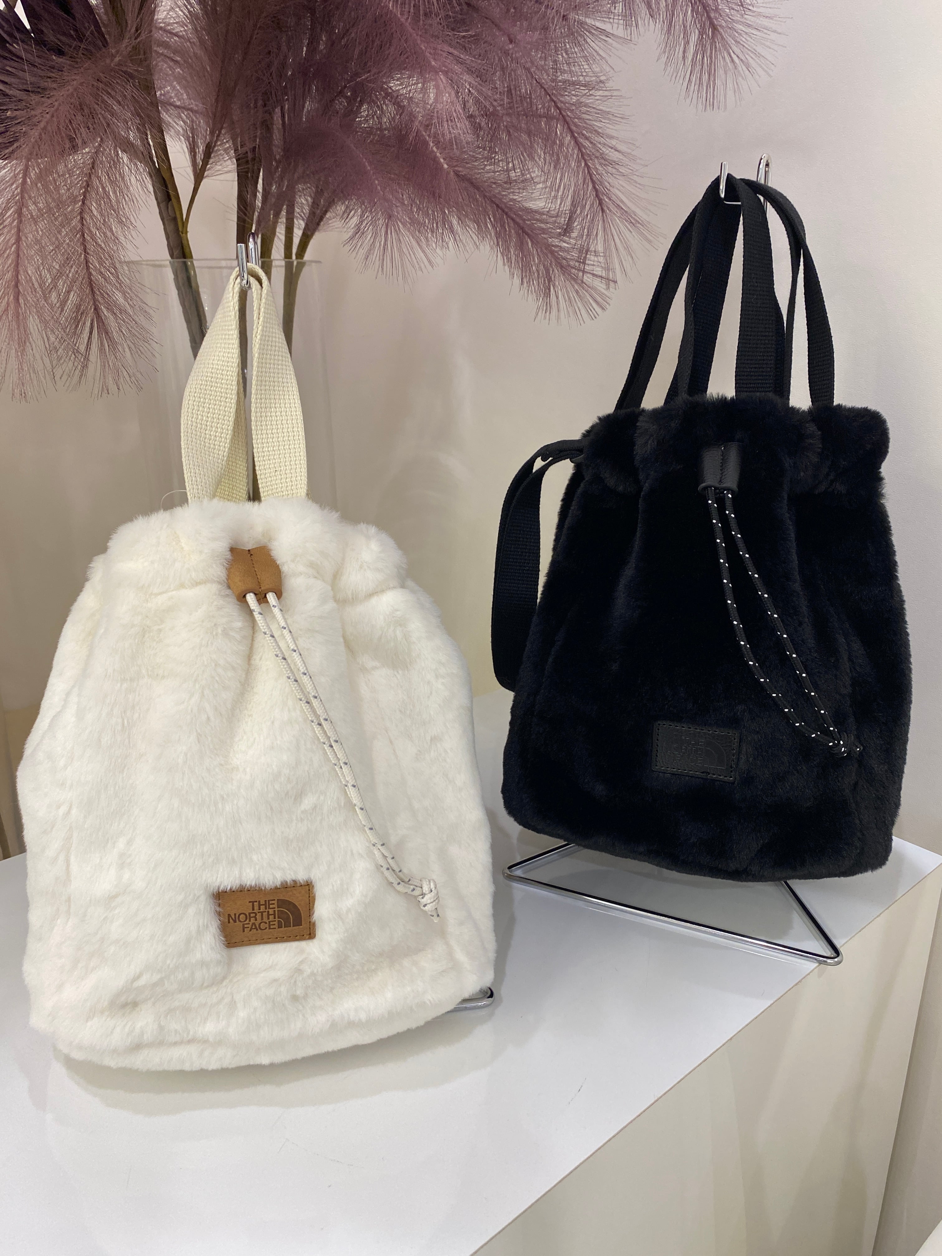 THE NORTH FACE “white label” fur bucket bag