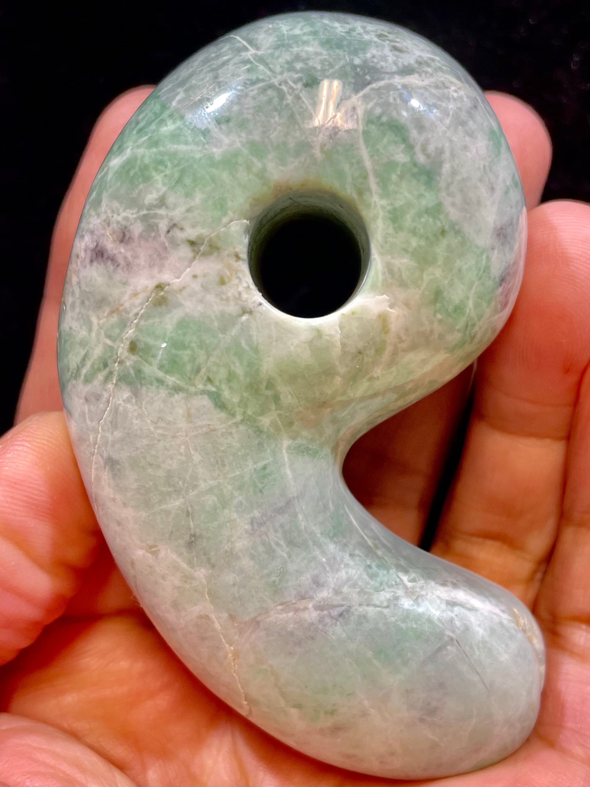 翡翠勾玉 濃美麗 青 糸魚川