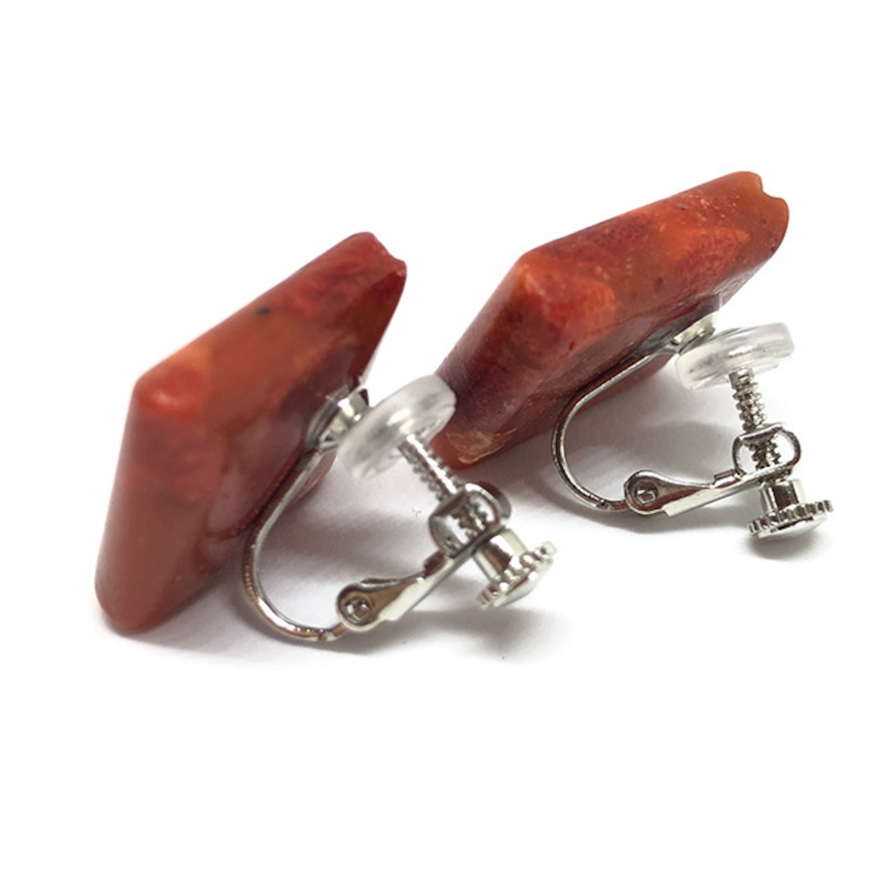 四角いシェイプがモダンな雰囲気!アップル珊瑚スクエア ピアス・イヤリング mm1102