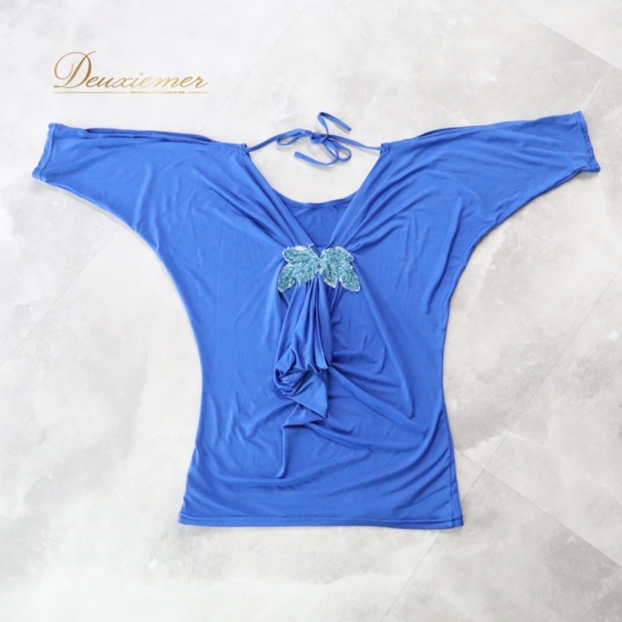 社交ダンス 衣装 トップス ブラウス ブルー系 チャコットロイヤルダンス Chacott ROYAL DANCE レッスン 練習 青 スリット袖 ビジュー リボン ドルマンスリーブ 大人っぽい 上品 おしゃれ フレア かわいい 華やか 鮮やか フェミニン お洒落 シンプル エレガント 軽やか ダンスウェア レディース スタイリッシュ