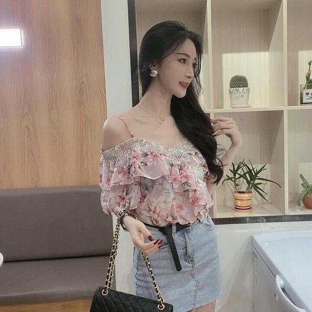 トップス レディース 送料無料 シャツ ブラウス 半袖 襟なし オフショルダー チュール シフォン Vネック パフスリーブ フリル 花柄 水彩 ゆったり 透け感 抜け感 こなれ感 シック クール かっこいい 個性的 華やか 派手 無地 春 春服 春物 秋 秋服 秋物 10代 20代 普段使い 重ね着 着回し おしゃれ お洒落 ラフ カジュアル 前開き シルバー 銀 ブラック 黒 グレー 灰色 涼し 通気性 薄手 ポリエステル シフォン シフォンシャツ ワイド 存在感 モード系 エキゾチック デート