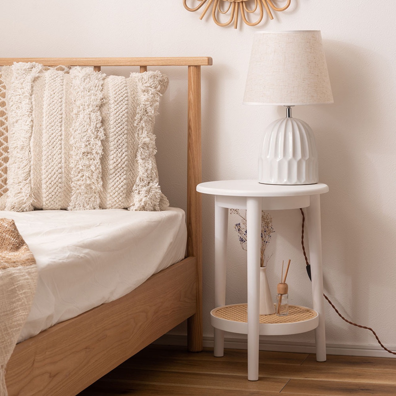 ラタン調 サイドテーブル 棚付き