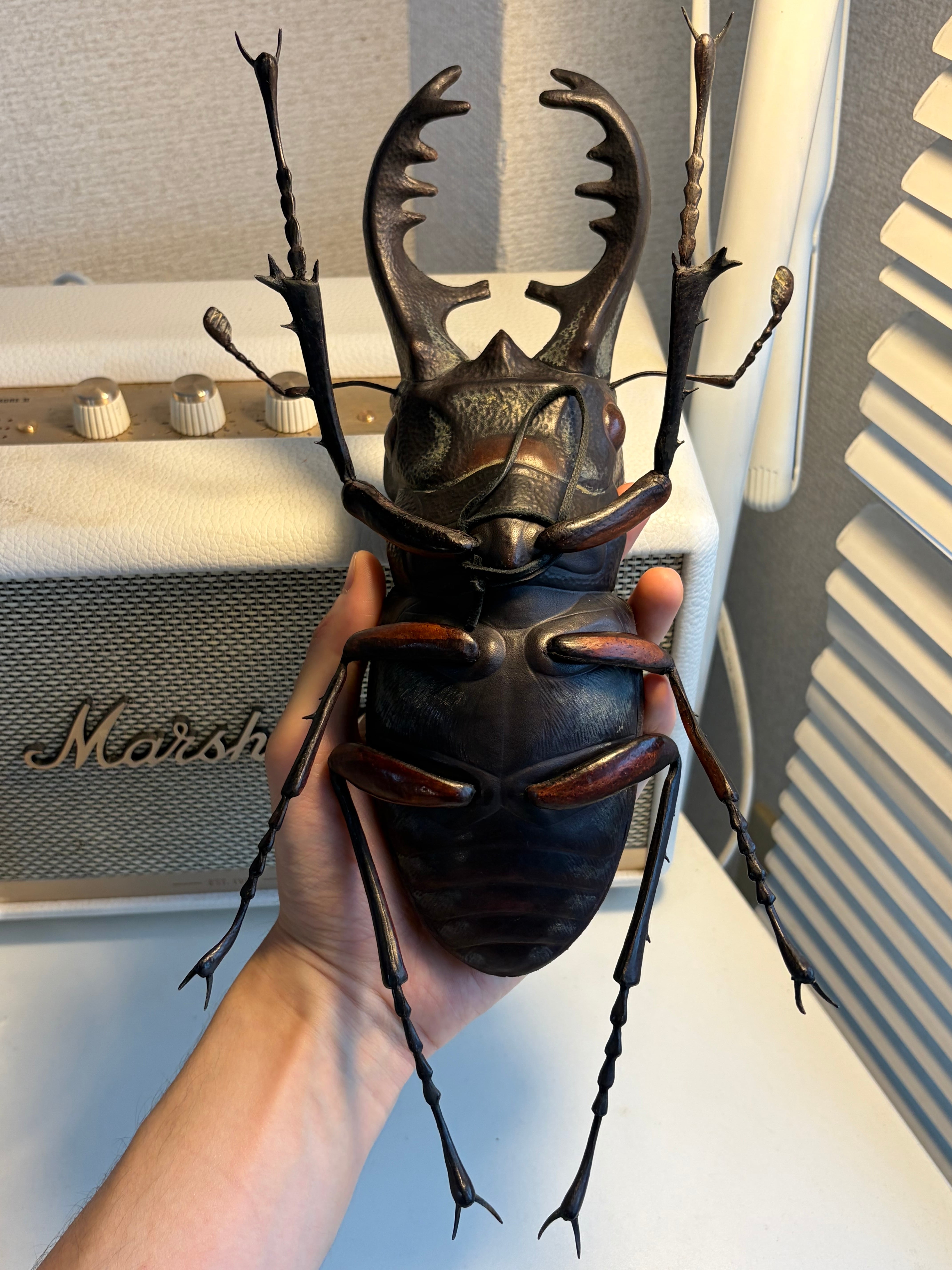 クワガタ (レザークラフト) 足先縦30cm、巾20cm 作者　河野 甲 クワガタ (レザークラフト) 足先縦30cm、巾20cm 作者 河野 甲