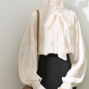 レディース トップス シャツ ブラウス 前開き 長袖 スタンドカラー リボン ボタン 薄手 かわいい 大人可愛い きれいめ シンプル カジュアル 上品 おしゃれ かっこいい レトロ こなれ感 ラフ ガーリー ルーズ 個性的 クール モード系 エレガント モダン 主役級 存在感 とろみ感 抜け感 ラブリー キュート 都会的 クラシカル ベーシック ロマンティック ナチュラル 春 秋 デート お出かけ パーティー イベント レストラン 休日 発表会 婚活 コーデ 普段使い モテ 清楚 ゆる アプリコット