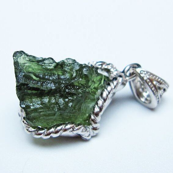 モルダバイト ペンダント モルダウ石 ペンダントトップ 原石 一点物 メール便可 [M便 1/20] 199-511