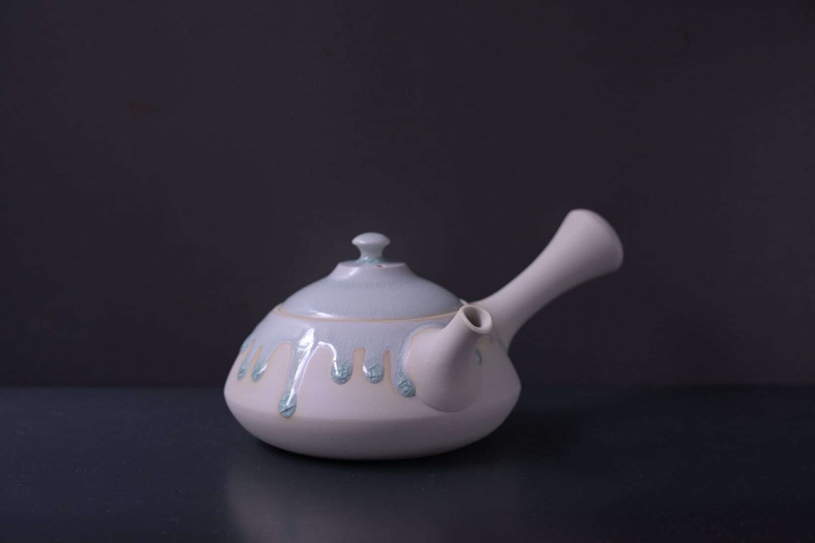 グレー陶器急須 蓋付き 中型 なんだこれは　つぶれたような作品 磯部輝之 雲流窯変印花急須 満容量310ml 常滑焼 人気作家もの煎茶器