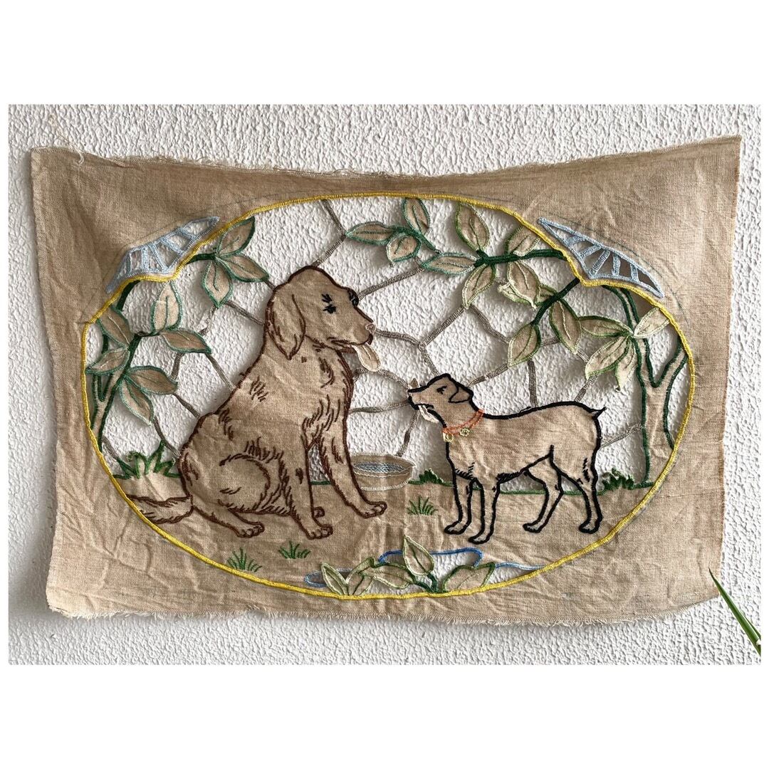 フランス買付 ヴィンテージ ウォールデコ カットワーク リネン 刺繍 犬