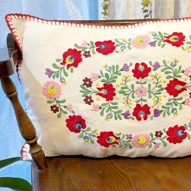 ハンガリー刺繍  楕円花モチーフ クッションカバー