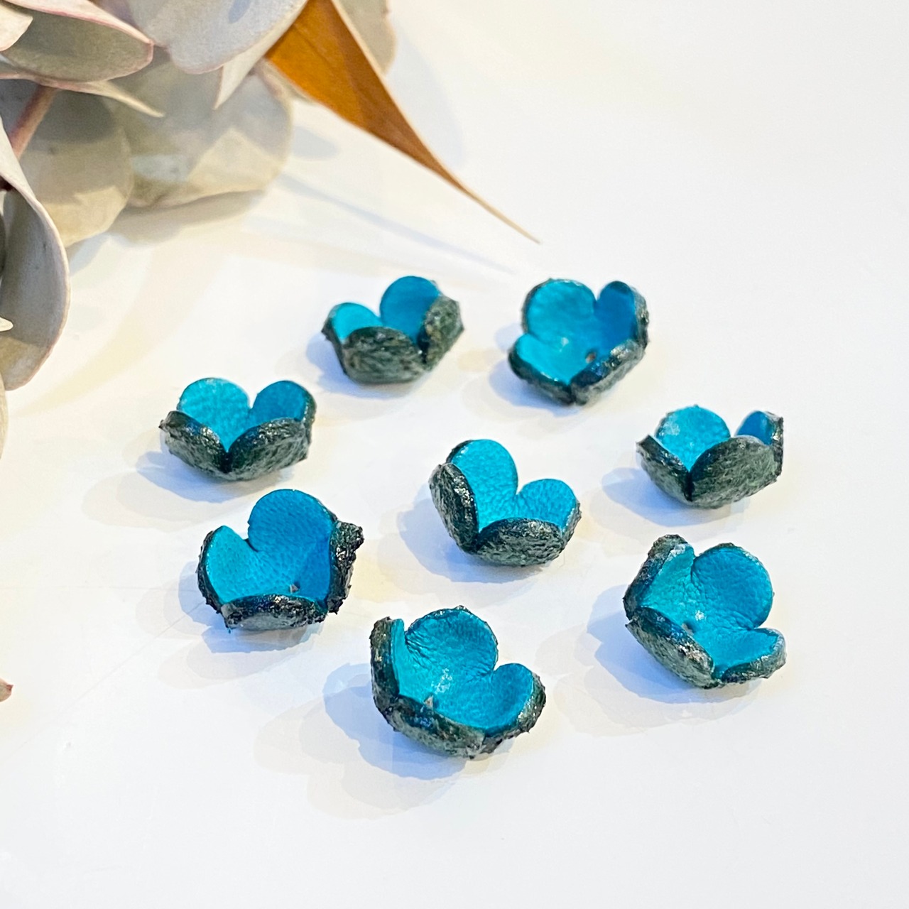 【アウトレット】３Dレザーフラワー クローバーS (ピンなしタイプ)8個入(ブルー) - 1