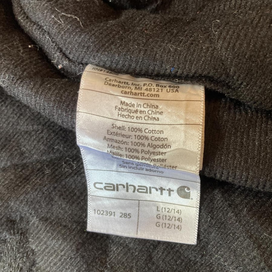 カーハートの上着の内側のタグ「Made in China」「102391 285」