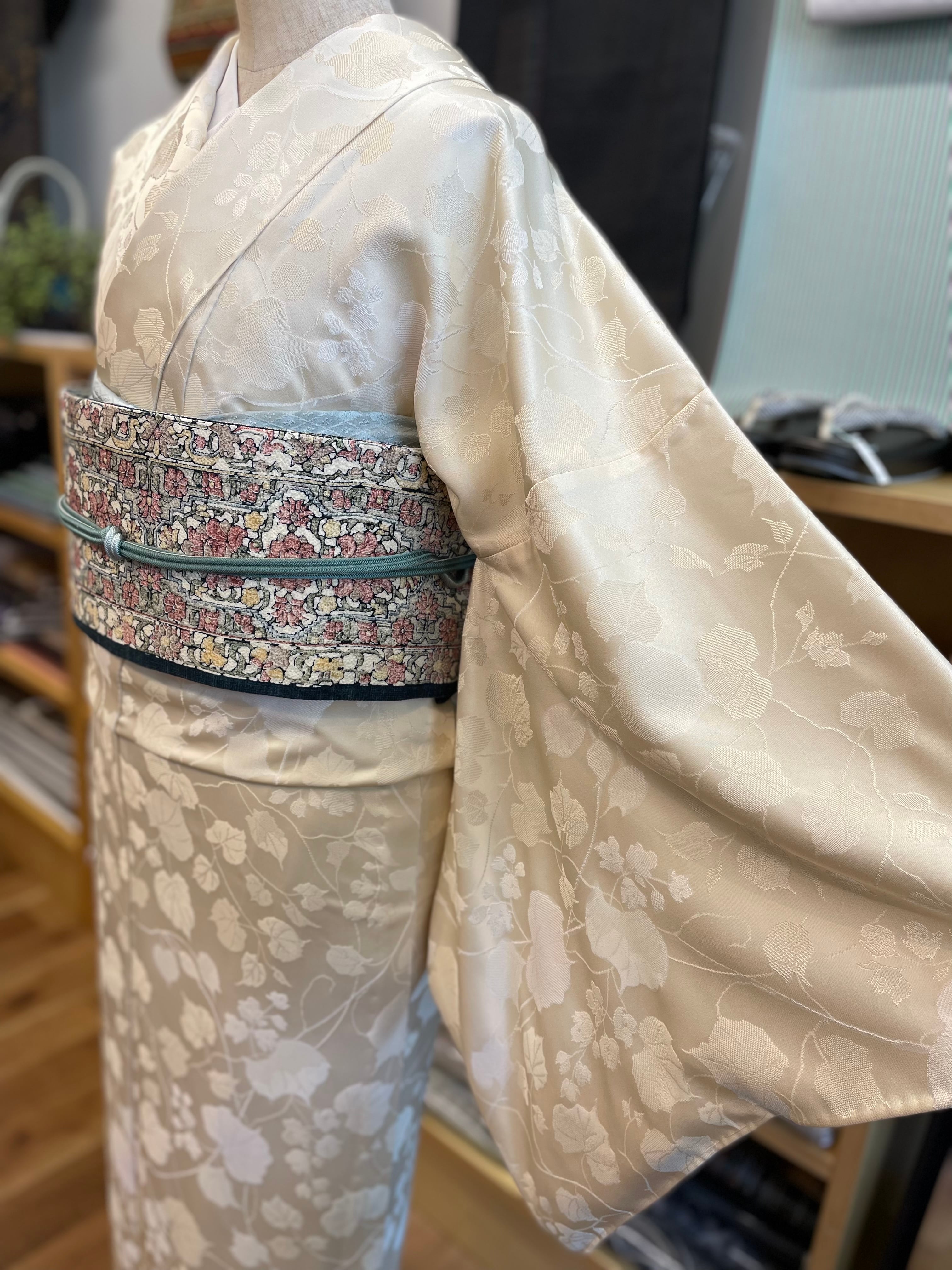 しつけ付き小紋お茶会薄いグレー 花柄 着物 絹