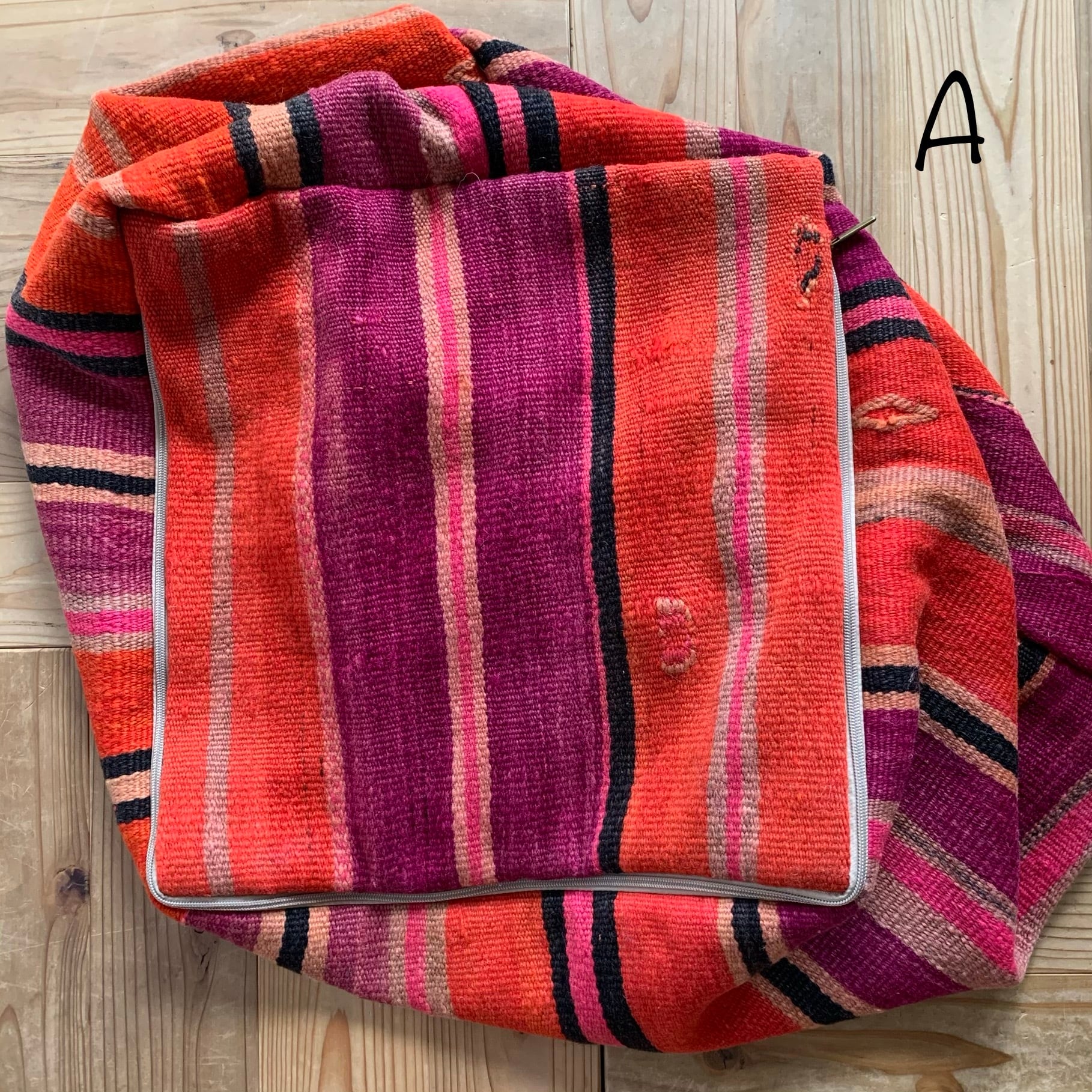 オールドキリムをリメイクしたキューブ型プフ［底面違い①