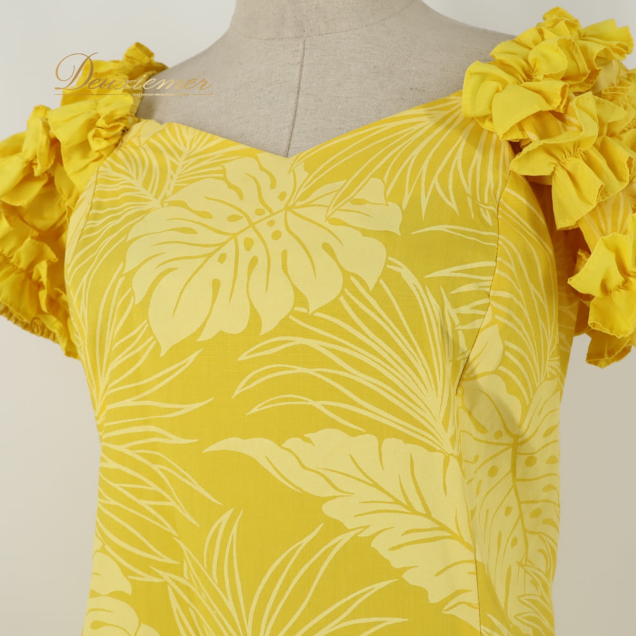 フラダンス 衣装 T&L MUUMUU FACTORY ムームーファクトリー ワンピース ドレス イエロー系 黄 モンステラ柄 植物柄 フリル ハワイアンプリント ハワイアン アロハ フラ ダンス レッスン 練習 ハワイアンダンス フレアスカート 華やか 鮮やか かわいい おしゃれ 上品