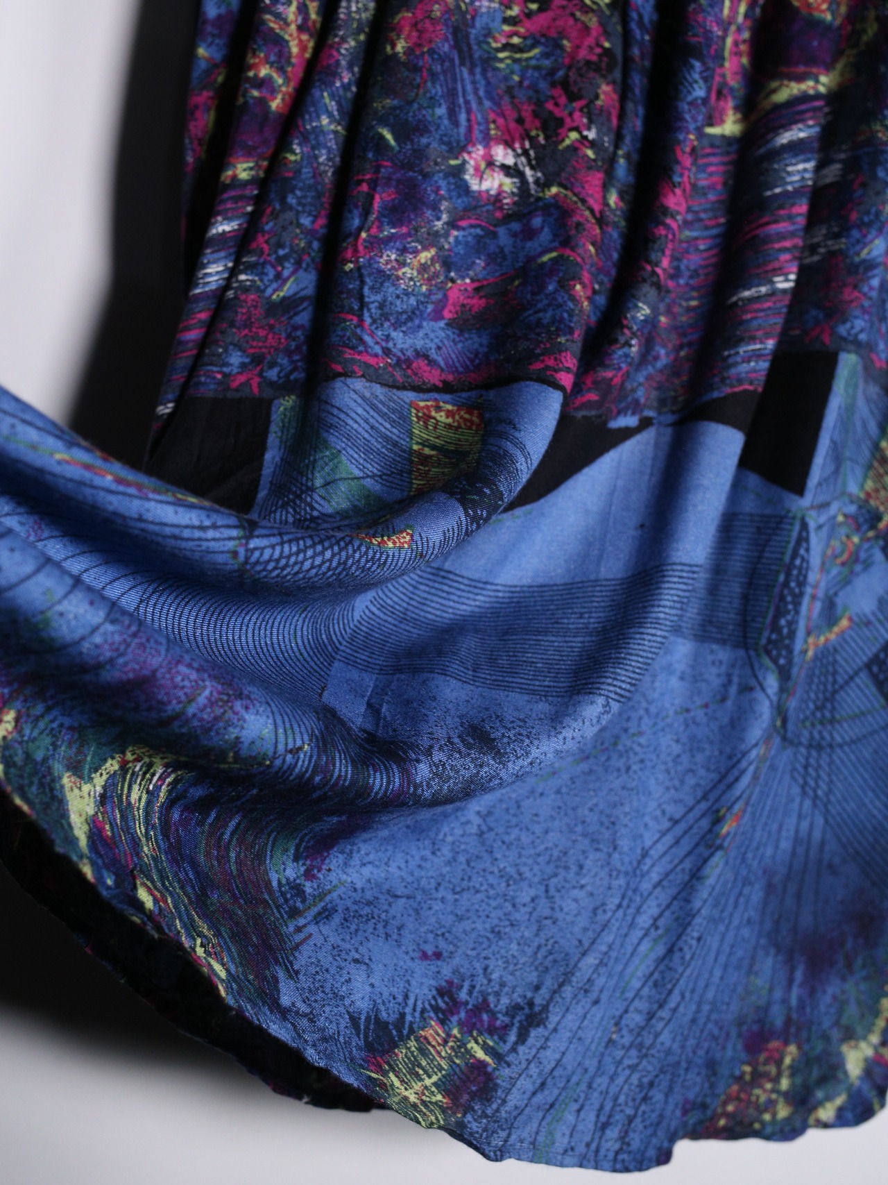 "GOOUCH" psychedelic art pattern XXX over silhouette shirt - 19