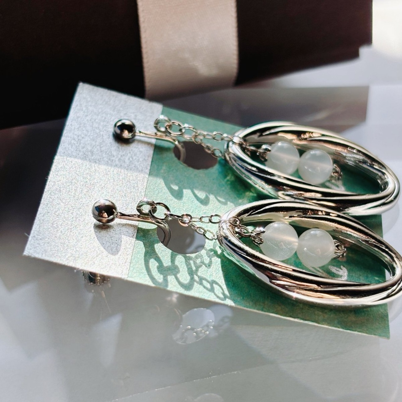 大ぶり輪の中の天然石イヤリング ムーンストーン シルバー