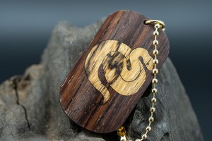 【唐木三大銘木】 紫檀 (ソノケリン) ドッグタグ 象嵌 干支タグ 乙巳