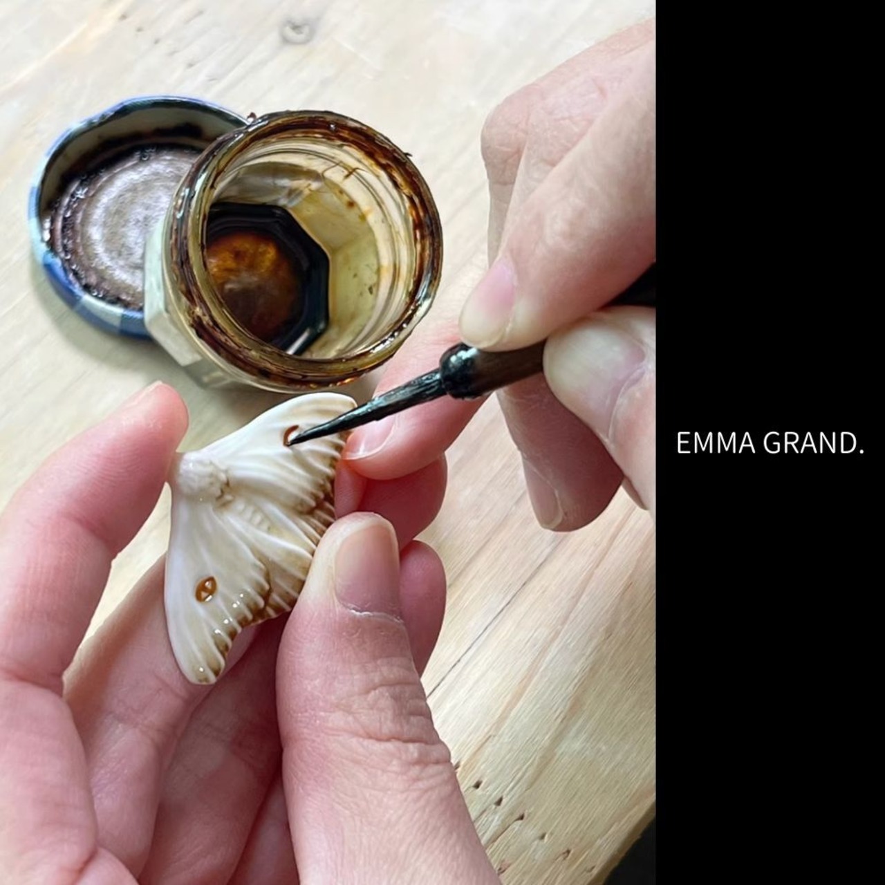 森の静寂に舞い降りた月光モスの陶磁ブローチ　E00653