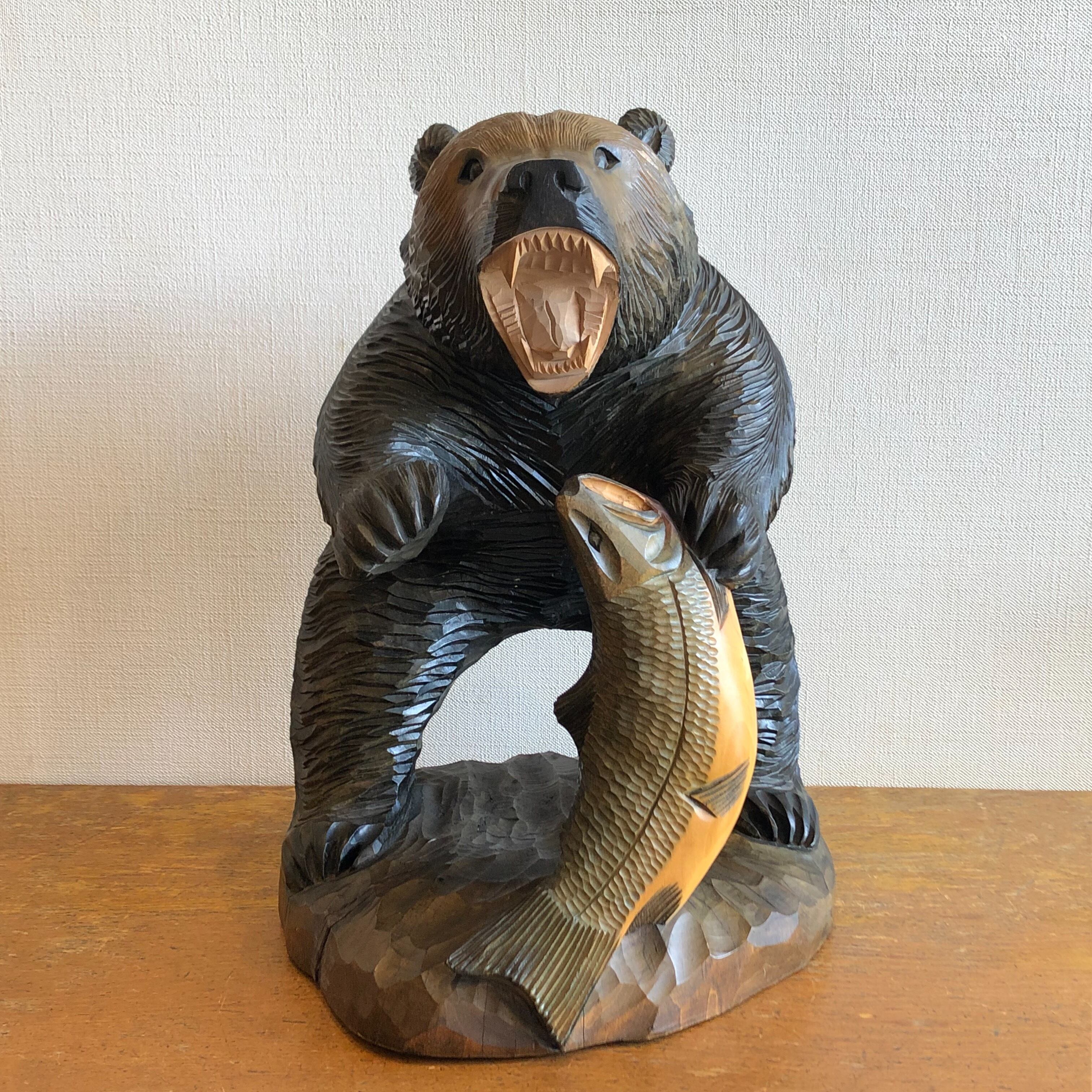 ムキ顔の木彫り熊