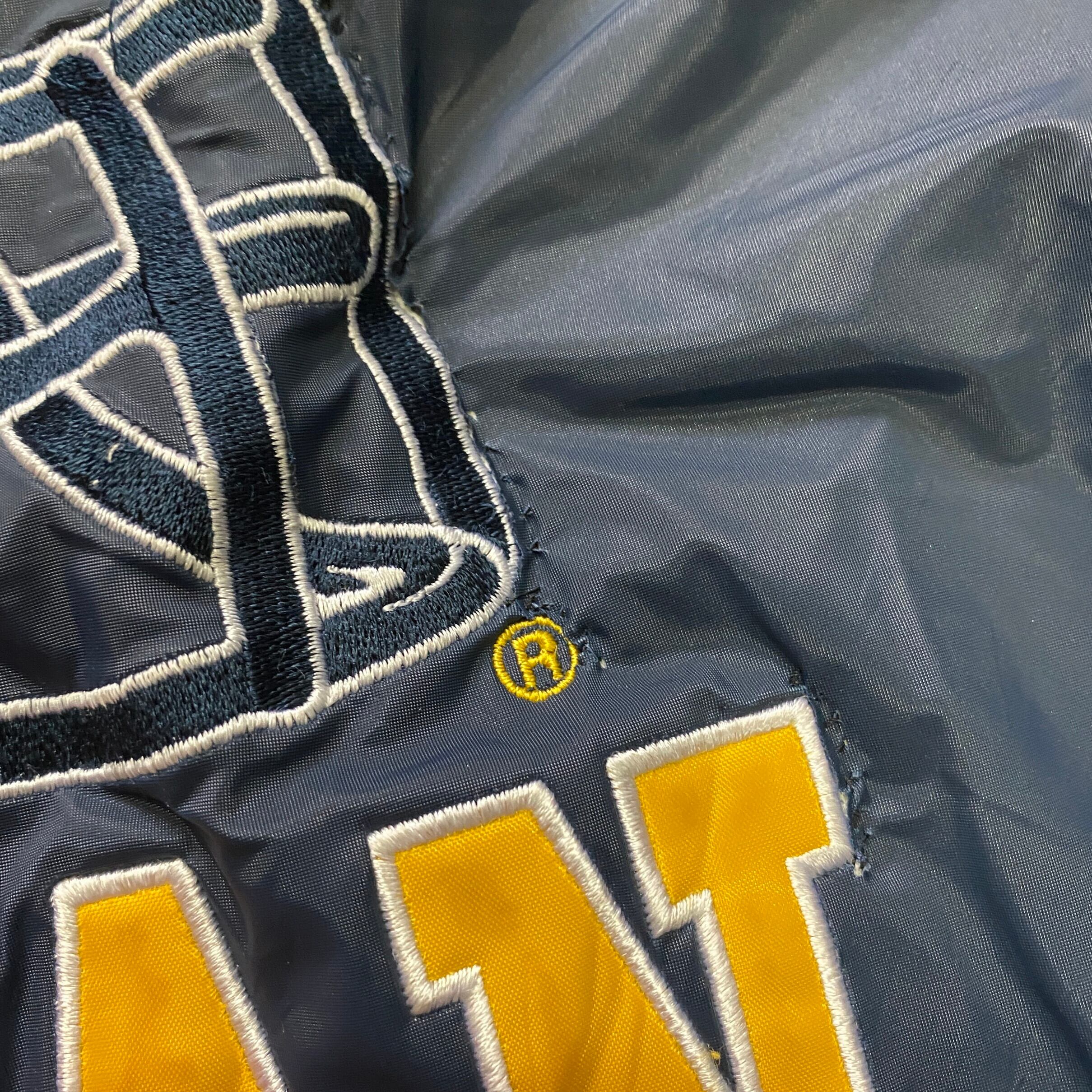 訳あり特価 ミシガン・ウルヴァリンズ カレッジチーム 胸ロゴ バック刺