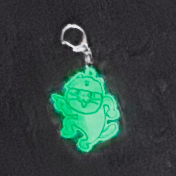 仕事猫の蓄光アクリルキーホルダー | くまみね民芸 通販部